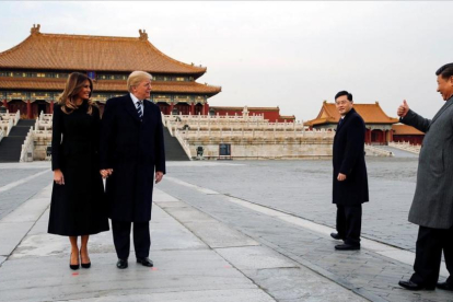 Donald Trump, su esposa, Melania, y Xi Jinping, en la Ciudad Prohibida de Pekín.-/ REUTERS / JONATHAN ERNST