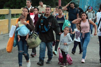 Una familia venezolana cruza a Colombia por el Puente Internacional Simón Bolivar en Cúcuta.-EFE
