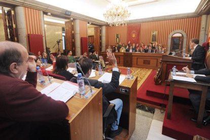 En la imagen un momento de votación de las tasas municipales en el pleno de ayer.-ISRAEL L. MURILLO