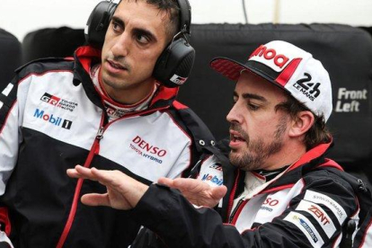 Fernando Alonso dialoga con uno de los ingenieros de pista del equipo Toyota, en el último entrenamiento de ayer en Le Mans.-EFE / JAMES MOY