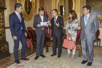 El alcalde con el consejo regional.-SANTI OTERO