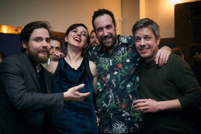 De izquierda a derecha: Daniel Brühl, Sofia Boixet y el chef Sergio Andreu, en el Bar Gracia de Berlín.-FABIAN FROST