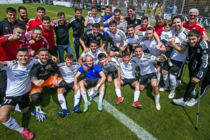 Plantilla y cuerpo técnico del Burgos CF Promesas celebra la permanencia tras vencer al Náxara. TOMÁS ALONSO