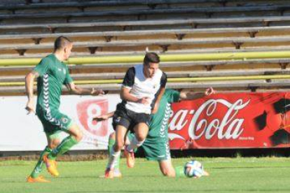José Fran se va de dos contrarios en el choque que disputó el Burgos CF ante el Racing de Santander.-ISRAEL L. MURILLO