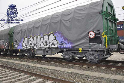 Los vagones de los trenes de mercancías acababan en este estado después del paso de los grafiteros.-ECB