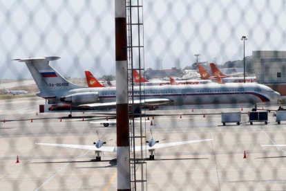 Un avión ruso en el aeropuerto de Caracas, Venezuela.-REUTERS
