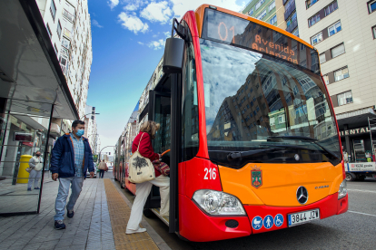 Dos pasajeros suben esta semana al autobús de la línea 1 en la calle Vitoria cuando el aforo ya está totalmente recuperado. TOMÁS ALONSO