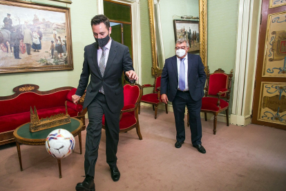 El alcalde de Burgos, Daniel de la Rosa, dio unos toques al balón en presencia del ejecutivo de LaLiga, Víctor Martín. TOMÁS ALONSO