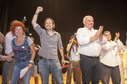 El líder de Podemos, Pablo Iglesias, y el candidato de Catalunya Sí que es Pot, Lluís Rabell, en el mitin de este jueves, 24 de septiembre, por la noche en Tarragona.-XAVI MOLINER