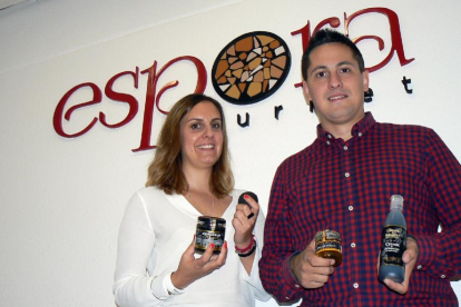 Blanca López y Roberto Antón, responsables de esta empresa soriana, con parte de los productos que elabora Espora Gourmet y una gran trufa.-T. CARRILLO