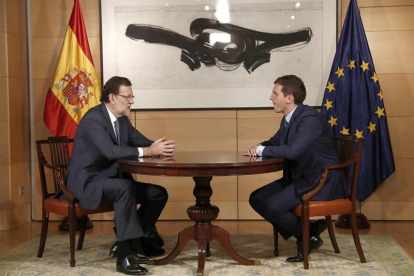 El presidente del Gobierno en funciones, Mariano Rajoy (i), y el líder de Ciudadanos, Albert Rivera, durante la entrevista que mantuvieron hoy en el Congreso de los Diputados en una nueva ronda de contactos.-EFE/Chema Moya