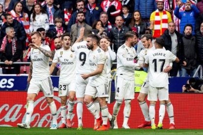 Los jugadores del Madrid celebran el tercer gol el Atlético en el Metropolitano.-EFE / RODRIGO JIMÉNEZ