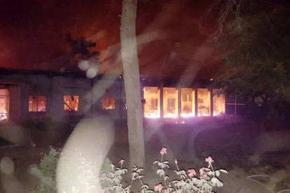 El fuego ha afectado al hospital de MSF en Kunduz tras un bombardeo de EEUU.-AFP / MSF / AFP