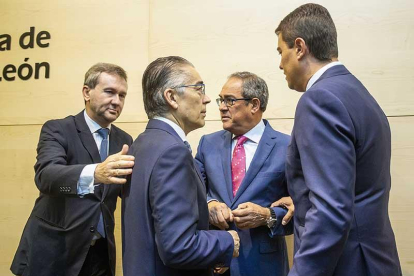 Saiz recibe la congratulación del portavoz del Partido Popular, Javier Lacalle.-SANTI OTERO