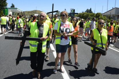 Los manifestantes portaron cruces para condenar las muertes en la N-1 y reivindicar la liberalización de la AP-1.-ICAL