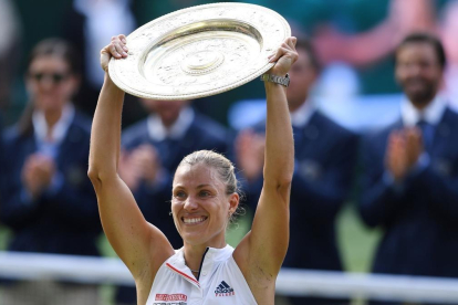 Angelique Kerber levanta su trofeo de Wimbledon.-AFP
