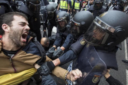 La policia nacional intenta desalojar a las personas concentradas en las puertas del colegio electoral Ramon Llull de Barcelona el 1-O.-FERRAN NADEU
