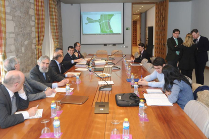 Un momento de la reunión ayer, en la Casa del Cordón, del consejo rector del consorcio de Villalonquéjar.-ISRAEL L. MURILLO