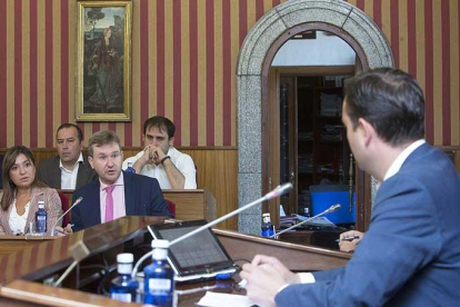 El portavoz del PP en el Ayuntamiento de Burgos, Javier Lacalle, se dirige al alcalde de Burgos, Daniel de la Rosa, durante el Pleno.-RAÚL G. OCHOA