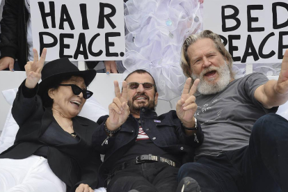 Yoko Ono instala su cama de la paz con Lennon en el centro de Nueva York.-EFE