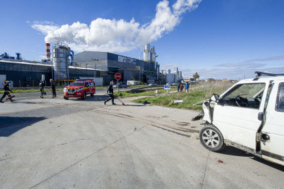 El accidente se produjo frente a la fábrica de Kronospan. ISRAEL L. MURILLO