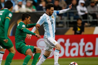 Messi regatea un balón a Bejarano, durante el encuetro de Argentina contra Bolivia, de ayer.-OTTO GREULE JR / AFP