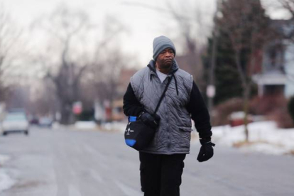 James Ronertson, de camino al trabajo.-Foto: AP / RYAN GARZA
