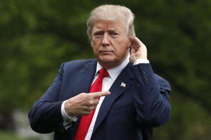 Trump, tratando de escuchar algo-YURI GRIPAS