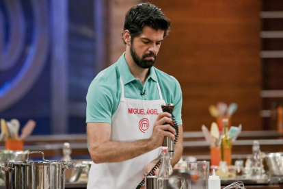 Miguel Ángel Muñoz, en plena elaboración culinaria en la final de 'Masterchef Celebrity'.-TVE