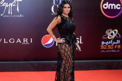 La actriz egipcia Rania Yussef posa en la alfombra roja del Festival de Cine de El Cairo.-AFP / SUHAIL SALEH