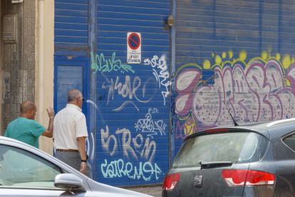 Entrada de un garaje en una calle de la capital burgalesa plagada de pintadas. SANTI OTERO