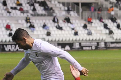 Saúl Berjón trata de zafarse de un defensor del Sporting B. ISRAEL L. MURILLO