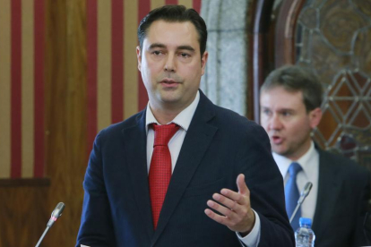 El portavoz socialista, Daniel de la Rosa, en primer término. Al fondo, el alcalde Javier Lacalle.-RAÚL OCHOA