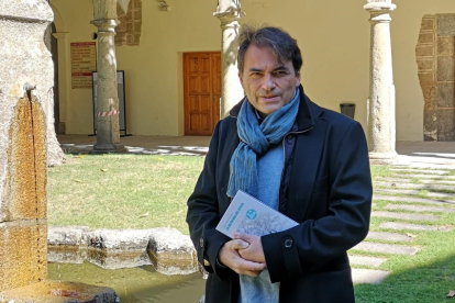 Pedro Ojeda Escudero con un ejemplar de 'La metáfora del mirlo'. CARMEN MARTÍNEZ PEÑA