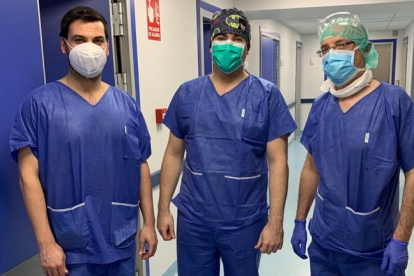 Los doctores Bárcena, Salvat y Rojo durante un turno de trabajo en el Hospital Recoletas. ECB