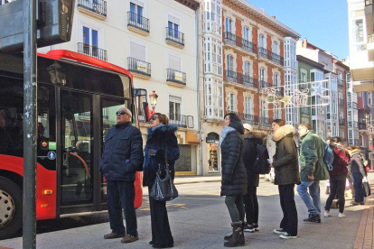 Varios pasajeros esperaban ayer para subir al autobús municipal en la parada de los soportales de Antón.-ISRAEL L. MURILLO