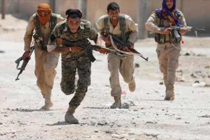 Milicianos kurdos en una calle de Raqqa.-REUTERS / GORAN TOMASEVIC