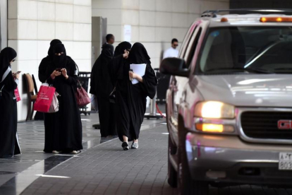 Mujeres saudís esperan a sus conductores frente a un hotel de la capital, Riad, el 28 de septiembre.-AFP / FAYEZ NURELDINE