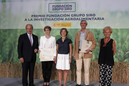 El presidente del Grupo Siro, Juan Manuel González Serna ,la vicepresidenta, Lucía Urbán López ,entregan el premio recaído en el instituto Navaro de tecnología e infraestructuras Agroalimentaria y el Accésit al instituto de Biología Funcional y Genómica d-ICAL