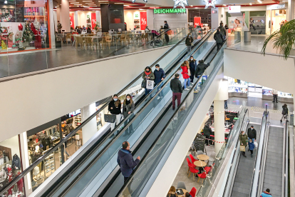 Los clientes regresaron ayer a las tiendas de los centros comerciales después de mes y medio cerradas. En la imagen el Camino de la Plata. ISRAEL L. MURILLO