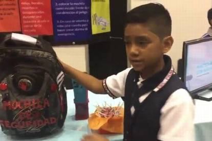 El niño Juan David Hernández presenta la mochila anti-secuestros.-