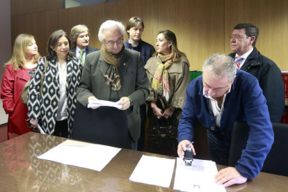 Los candidatos del PP alCongreso y alSenado presentaron las listas en la Junta Electoral.-ECB