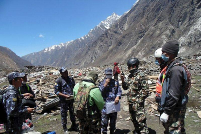 Soldados participan en tareas de rescate en Langtang (Nepal).-Foto: HANDOUT / REUTERS