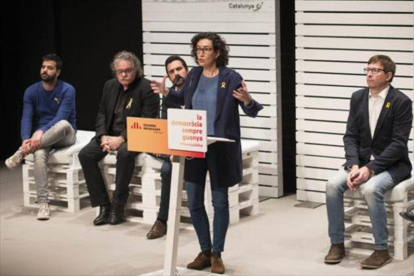 Marta Rovira discursea en el mitin de ERC en Blanes, acompañado por (de izquierda a derecha) Ruben Wagensberg, Joan Tardà, Roger Torrent y Carles Mundó.-ICONNA / GLÒRIA SÀNCHEZ
