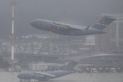 Un avión militar estadounidense despega de la base aérea de Ramstein, en Alemania, durante un día de niebla.-BORIS ROESSLER (AP)
