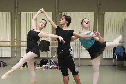 Tres alumnos de la escuela realizan una coreografía.-RAÚL G. OCHOA