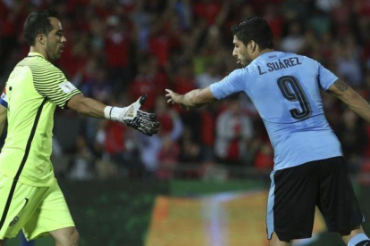 Luis Suárez felicita a Claudio Bravo después de que el meta le haya parado un penalti en el Chile-Uruguay.-ESTEBAN FÉLIX