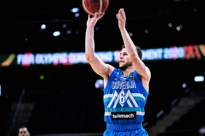 Nikolic lanza a canasta. FIBA