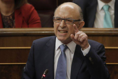 Cristóbal Montoro, en la sesión de control de este miércoles.-Foto: JOSÉ LUIS ROCA