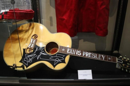 Una guitarra Gibson modelo Elvis Presley.-AFP